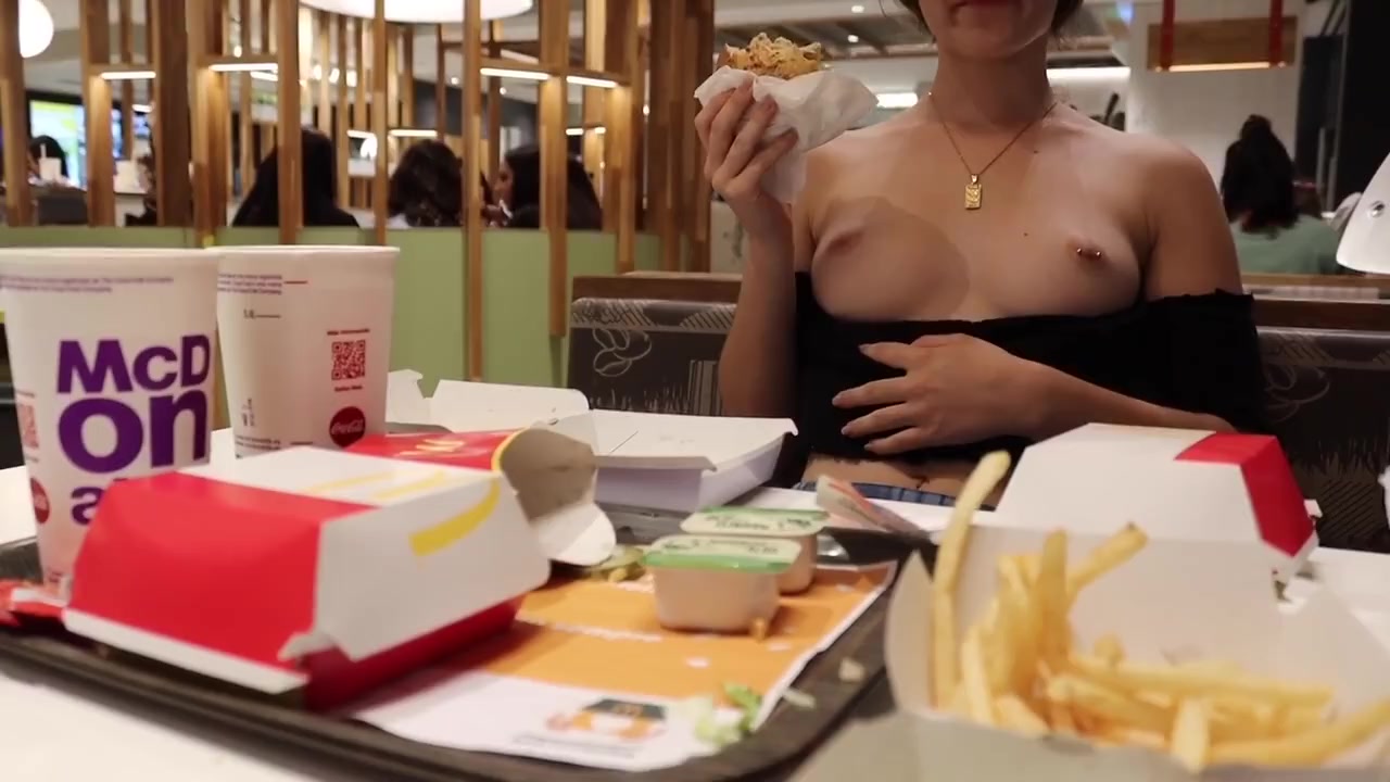 Девушка послушно сосет член и лижет очко в частном видео за бургеры из Мака